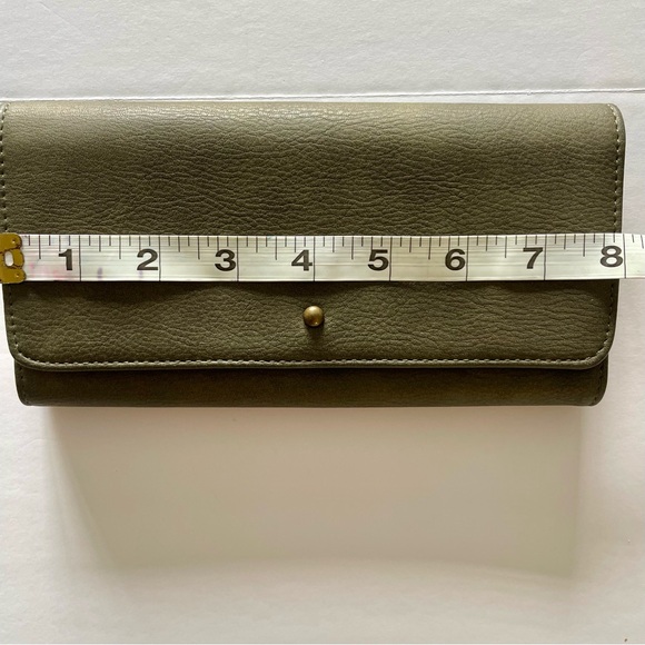 Universal Thread Wallet.Never used. Small Flaw from storage.See pics 4 flaw/meas - Picture 5 of 9